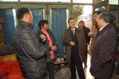 2011年春節(jié)前，公司董事長兼黨委書記潘建清親自到群益村村民家中走訪慰問